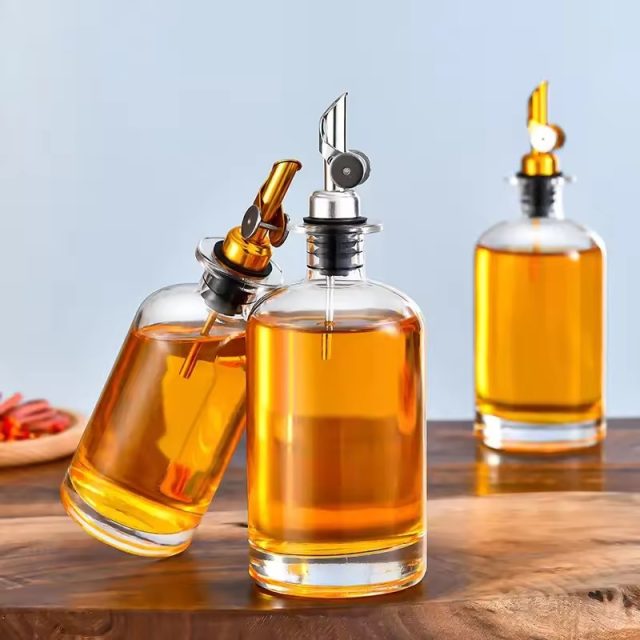 Glass bottle with weighted pouring port 5 Glass bottle with weighted pouring port 5