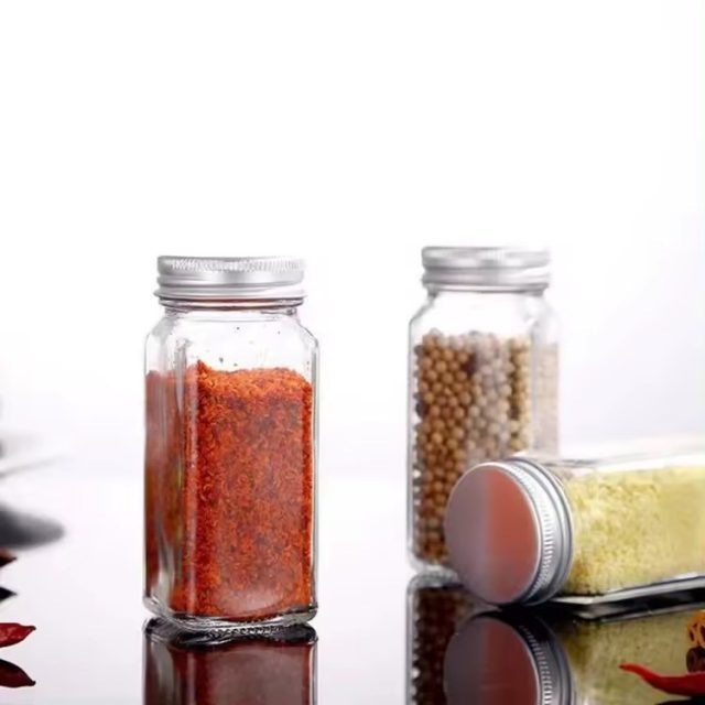 Spice Bottles spice containers with plastic shakers 6 Spice Bottles spice containers with plastic shakers 6